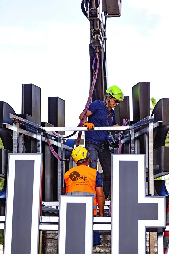 Squadra Image al lavoro sull'installazione di lettere scatolate luminose
