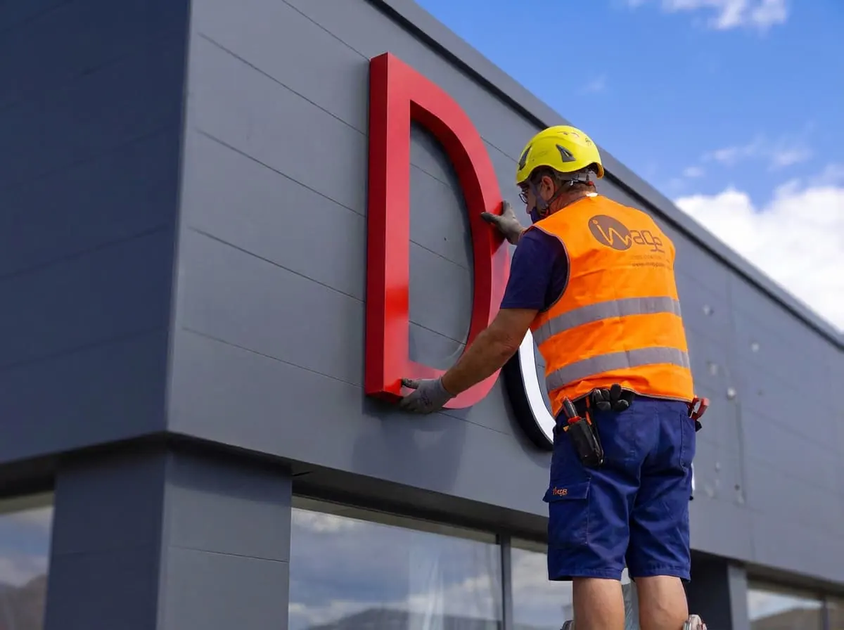 Dondi Salotti — il cantiere di insegna e rivestimento di facciata (2/5)