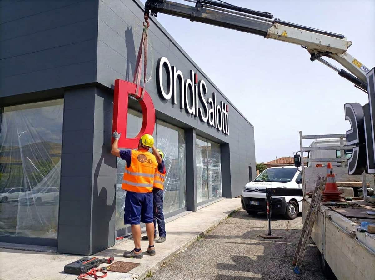 Dondi Salotti — il cantiere di insegna e rivestimento di facciata (3/5)