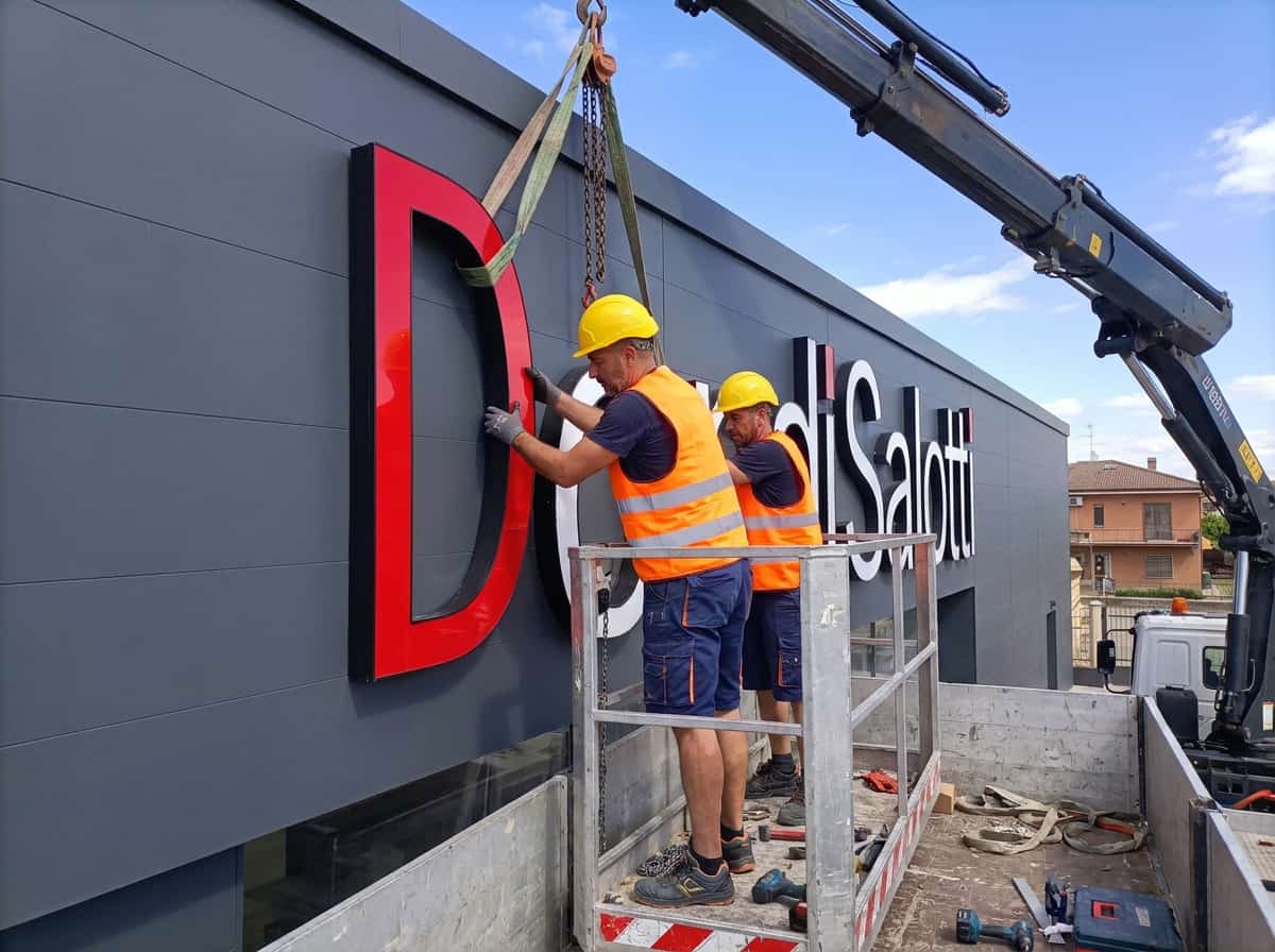 Dondi Salotti — il cantiere di insegna e rivestimento di facciata (4/5)