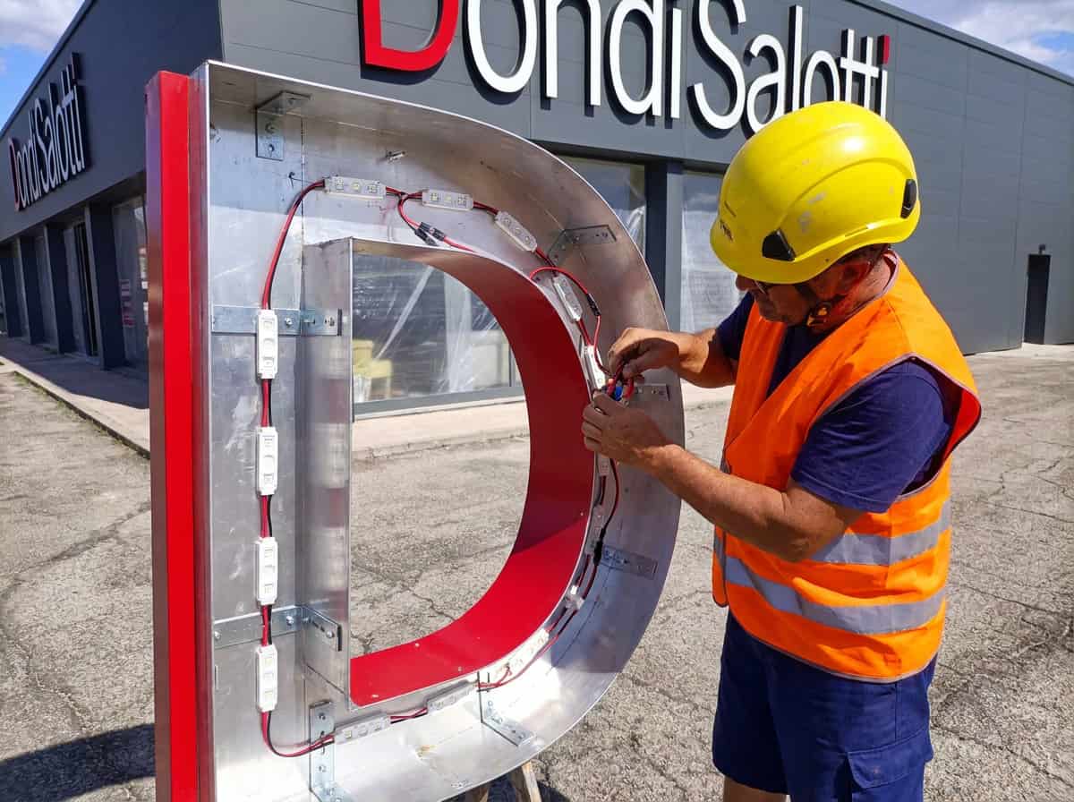 Dondi Salotti — il cantiere di insegna e rivestimento di facciata (1/5)