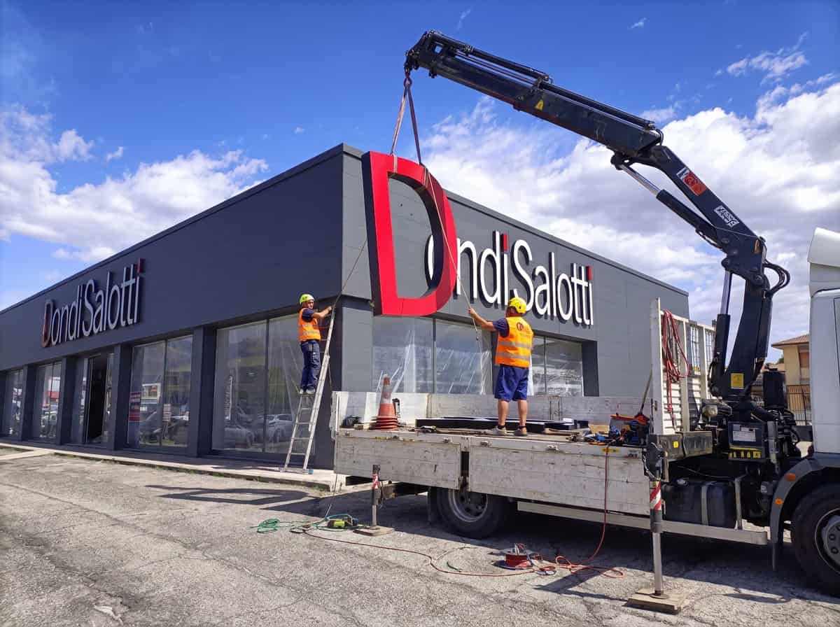 Dondi Salotti — il cantiere di insegna e rivestimento di facciata (5/5)