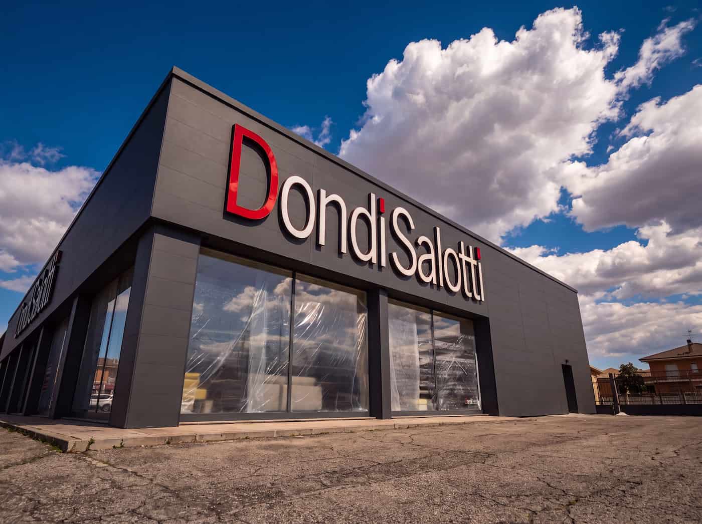 Dondi Salotti — insegna e rivestimento di facciata realizzati (2/5)