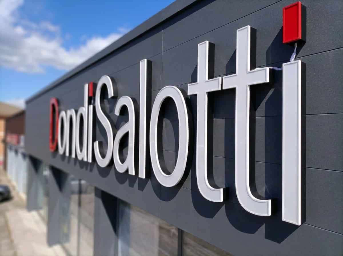 Dondi Salotti — insegna e rivestimento di facciata realizzati (3/5)