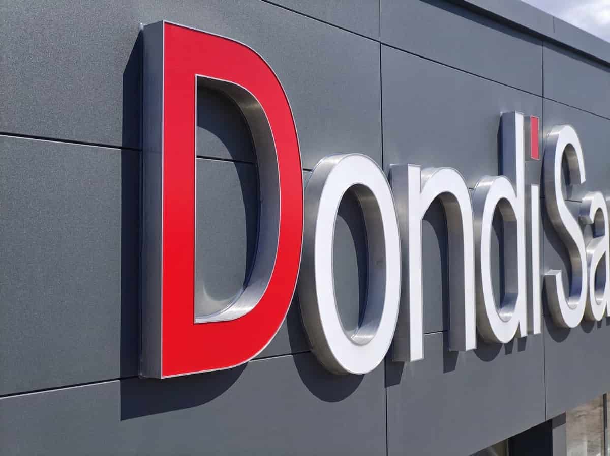 Dondi Salotti — insegna e rivestimento di facciata realizzati (4/5)
