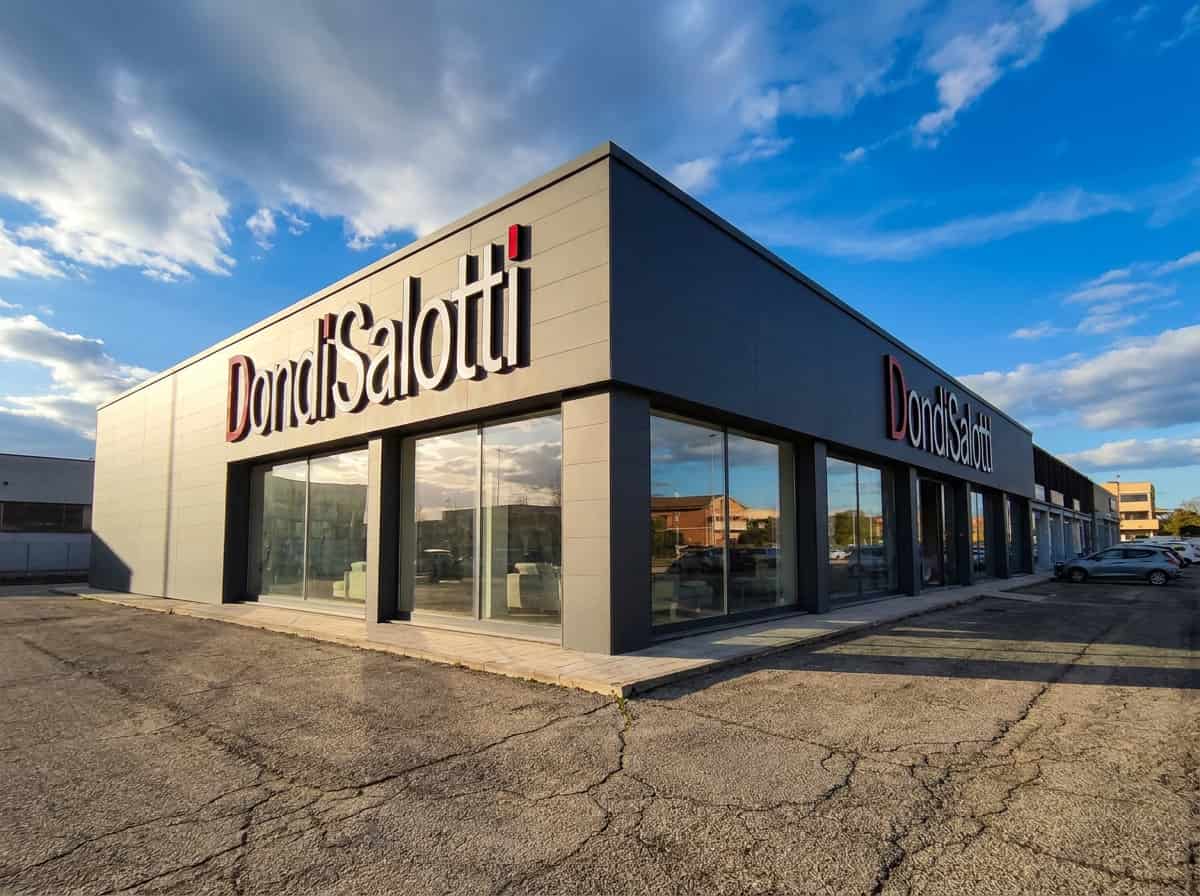 Dondi Salotti — insegna e rivestimento di facciata realizzati (5/5)