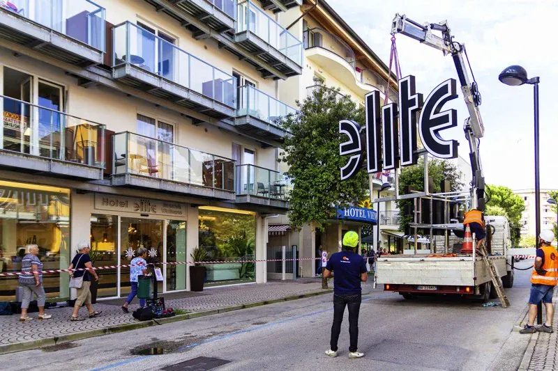 Elite — il cantiere di insegna e rivestimento di facciata (1/6)