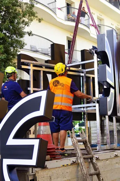 Elite — il cantiere di insegna e rivestimento di facciata (2/6)