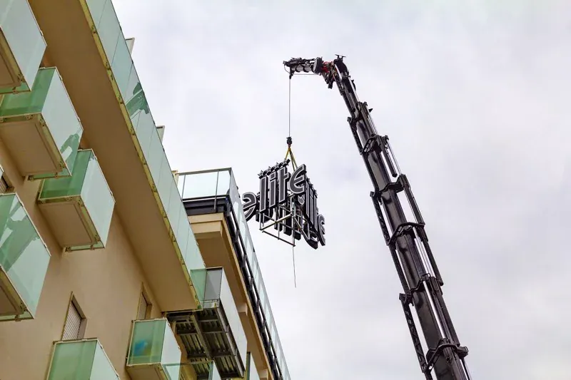Elite — il cantiere di insegna e rivestimento di facciata (4/6)