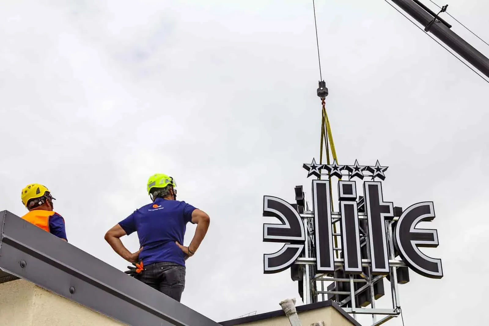 Elite — il cantiere di insegna e rivestimento di facciata (5/6)