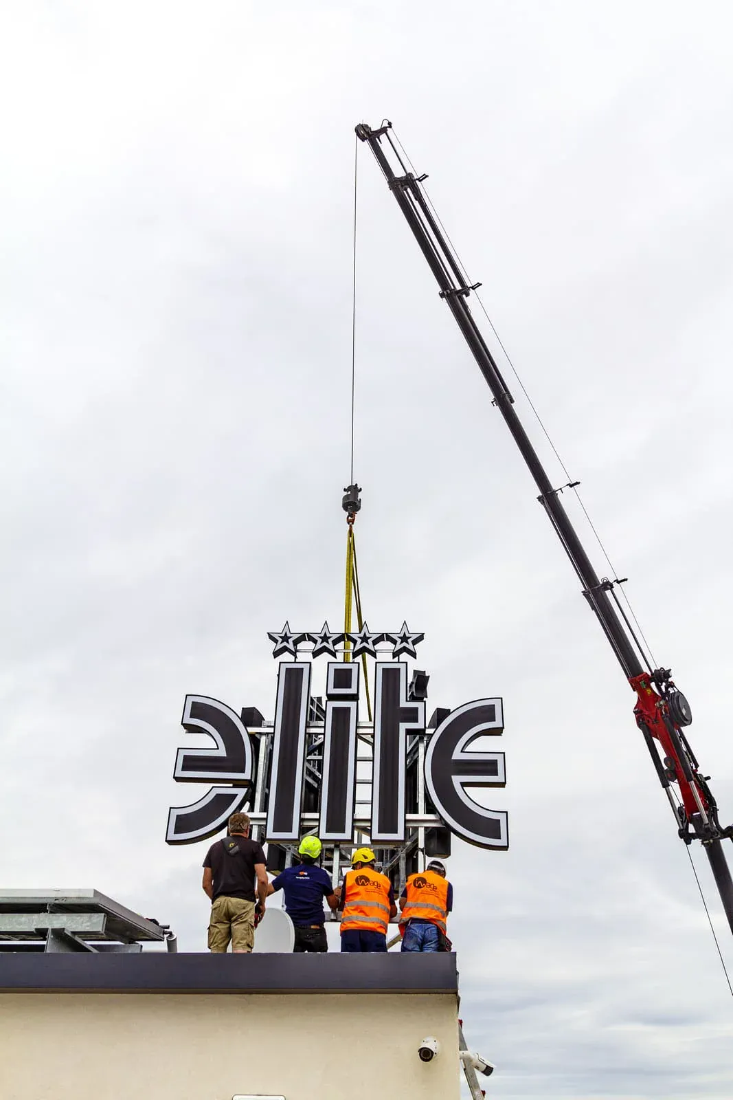Elite — il cantiere di insegna e rivestimento di facciata (6/6)