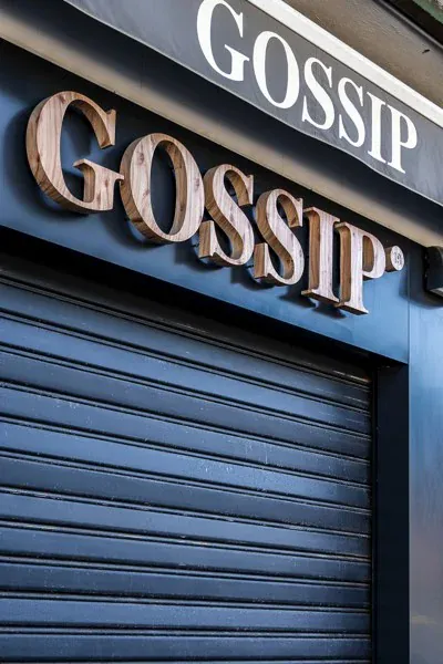Gossip — l’insegna di giorno (2/3)