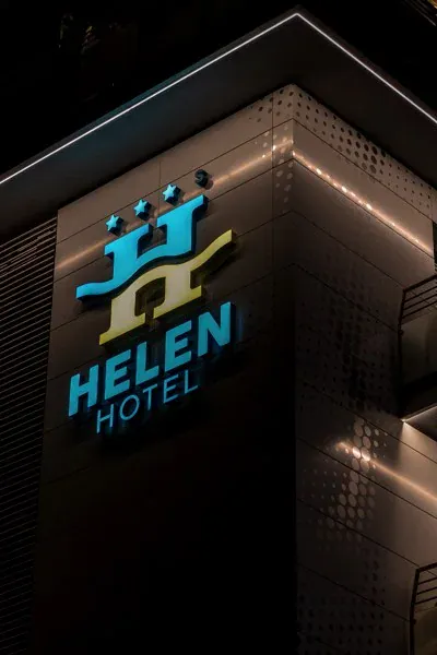 Hotel Helen — l’insegna di notte (5/6)