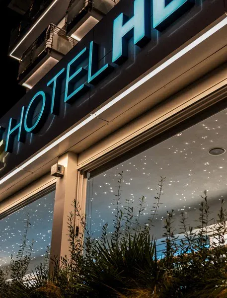 Hotel Helen — l’insegna di notte (6/6)