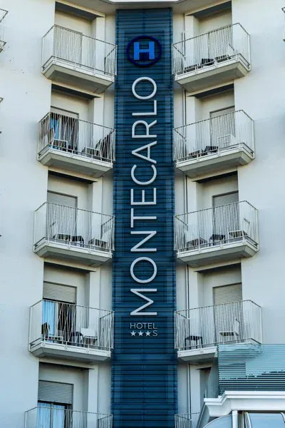 Hotel Montecarlo — l’insegna di giorno (1/4)