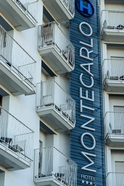Hotel Montecarlo — l’insegna di giorno (2/4)