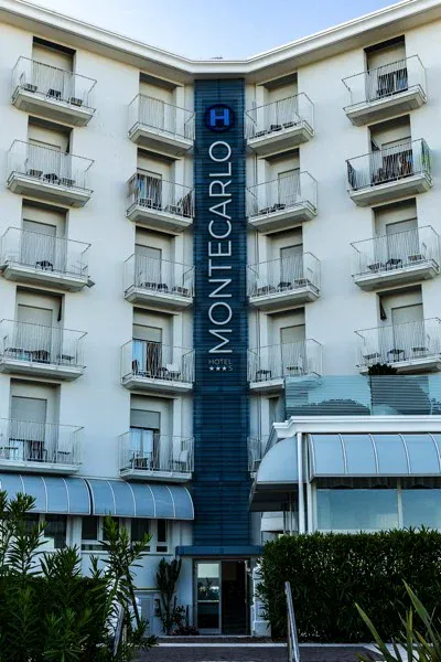 Hotel Montecarlo — l’insegna di giorno (3/4)
