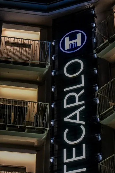 Hotel Montecarlo — l’insegna di notte (2/4)