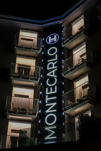 Hotel Montecarlo — l’insegna di notte (3/4)