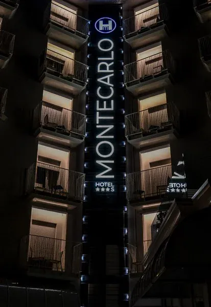 Hotel Montecarlo — l’insegna di notte (4/4)