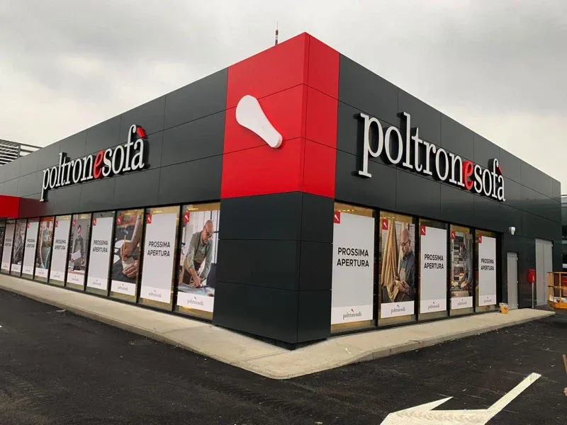 Poltronesofà — insegna e rivestimento di facciata realizzati (1/4)
