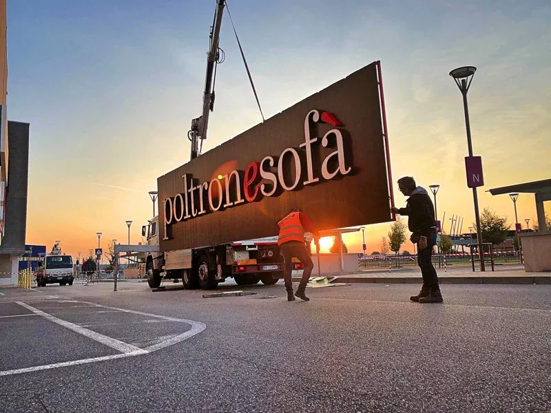 Poltronesofà — insegna e rivestimento di facciata realizzati (2/4)