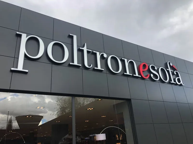 Poltronesofà — insegna e rivestimento di facciata realizzati (3/4)