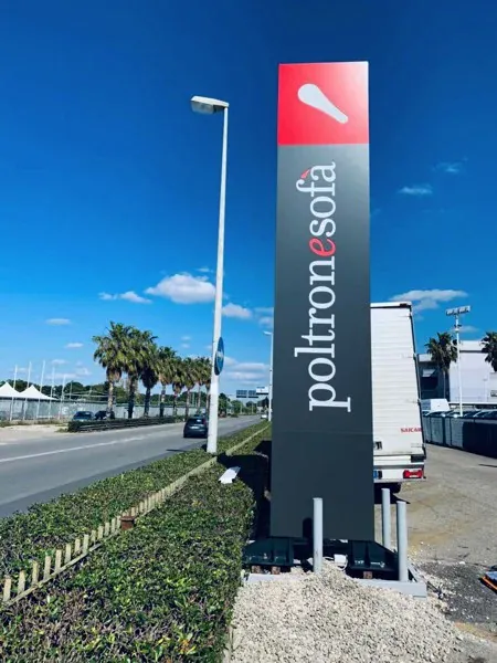 Poltronesofà — insegna e rivestimento di facciata realizzati (4/4)