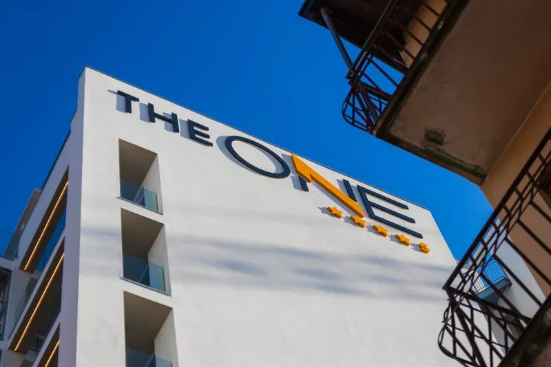 The One — l’insegna di giorno (2/13)