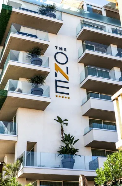 The One — l’insegna di giorno (3/13)