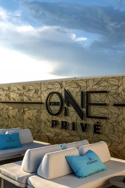 The One — l’insegna di giorno (8/13)