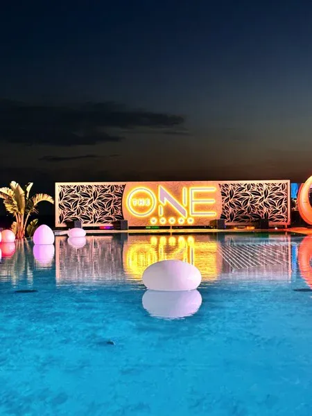 The One — l’insegna di notte (1/9)