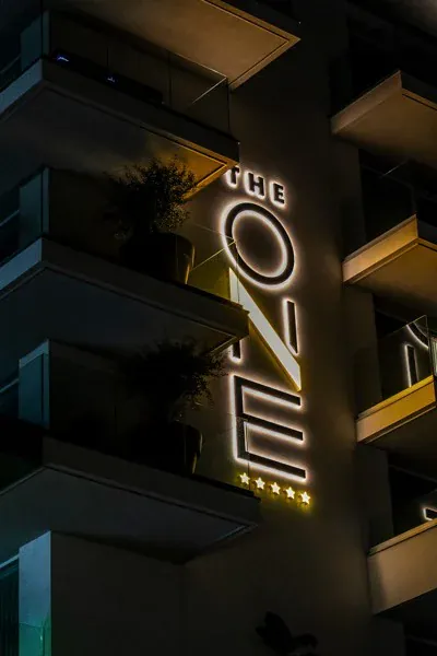 The One — l’insegna di notte (9/9)