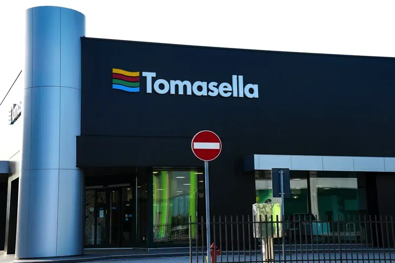 Tomasella — insegna e rivestimento di facciata realizzati (1/7)