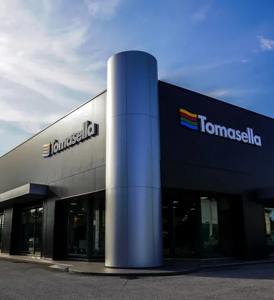 Tomasella — insegna e rivestimento di facciata realizzati (2/7)