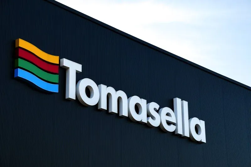 Tomasella — insegna e rivestimento di facciata realizzati (3/7)