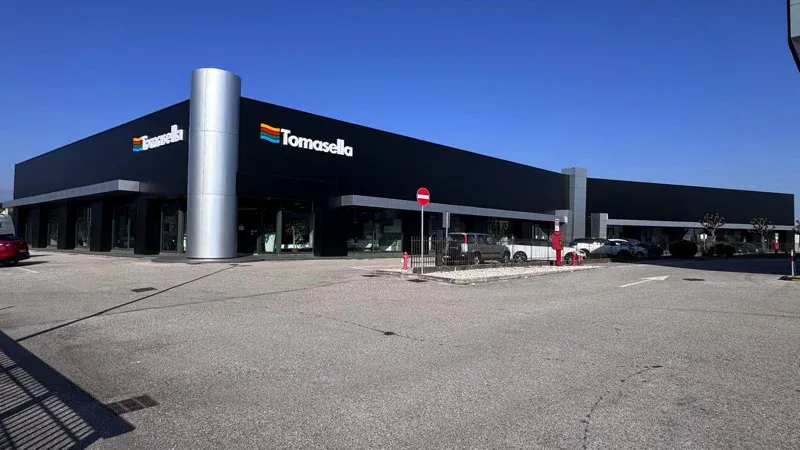 Tomasella — insegna e rivestimento di facciata realizzati (6/7)
